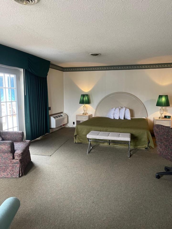 Knights Inn Mackinaw City Exteriör bild