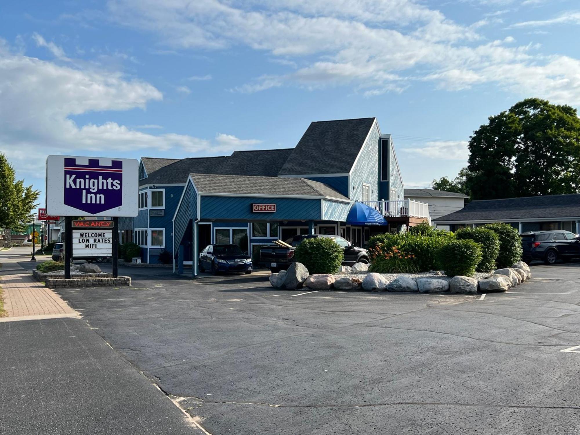 Knights Inn Mackinaw City Exteriör bild