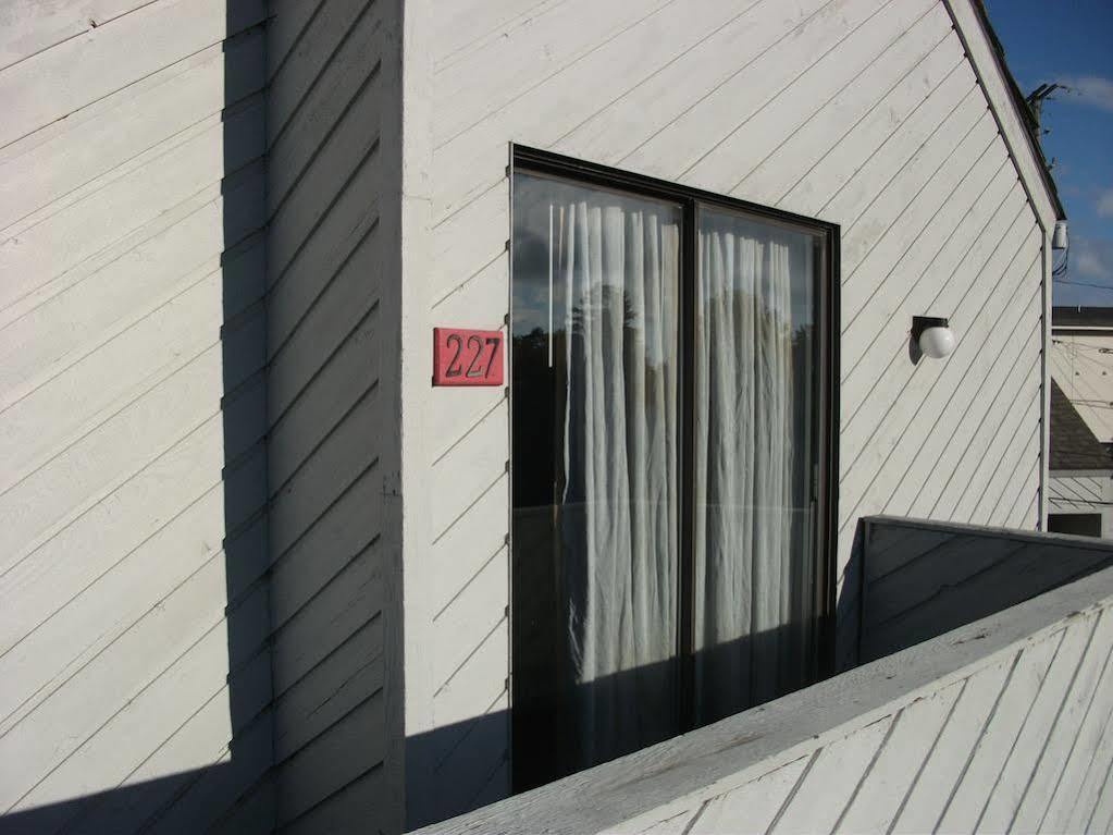 Knights Inn Mackinaw City Exteriör bild