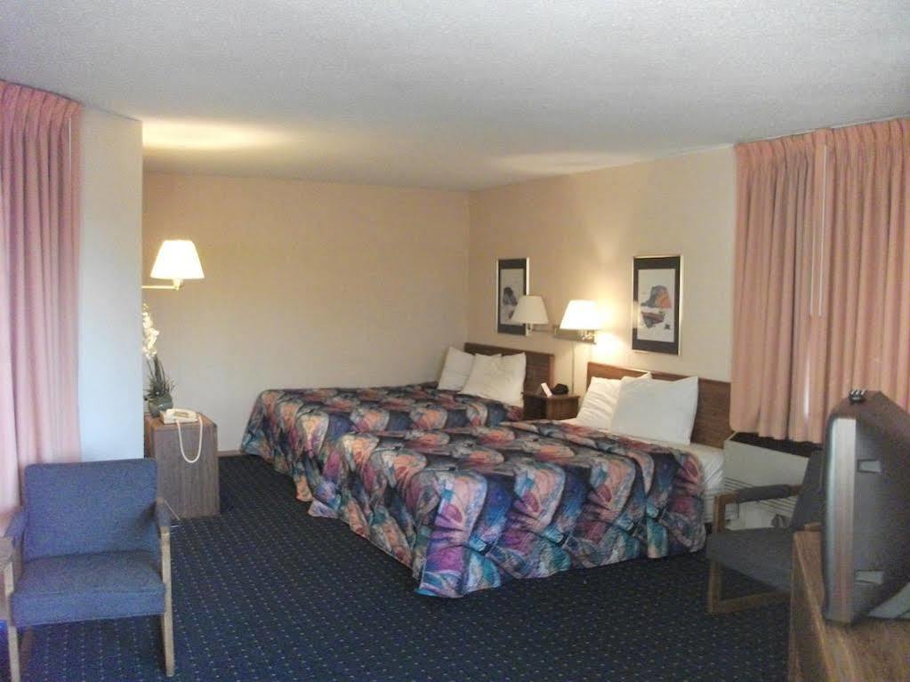 Knights Inn Mackinaw City Exteriör bild