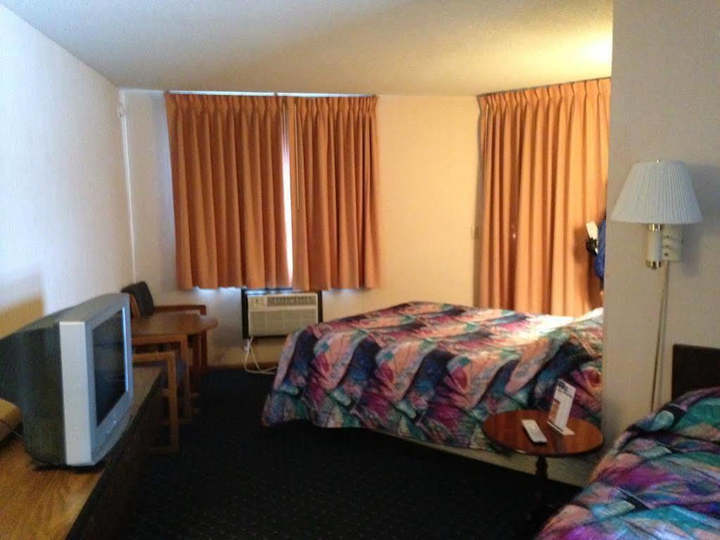 Knights Inn Mackinaw City Exteriör bild
