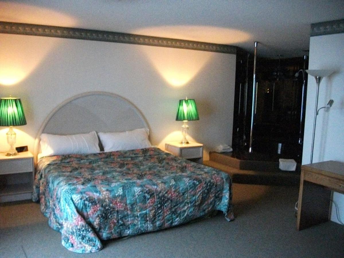 Knights Inn Mackinaw City Rum bild